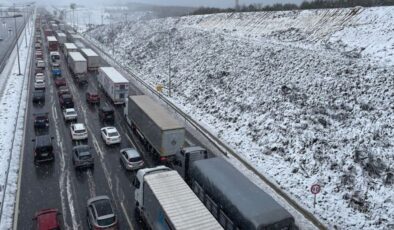 Kasım ayında kar trafiği: TEM Otoyolu'na kar engeli – Son dakika haberi